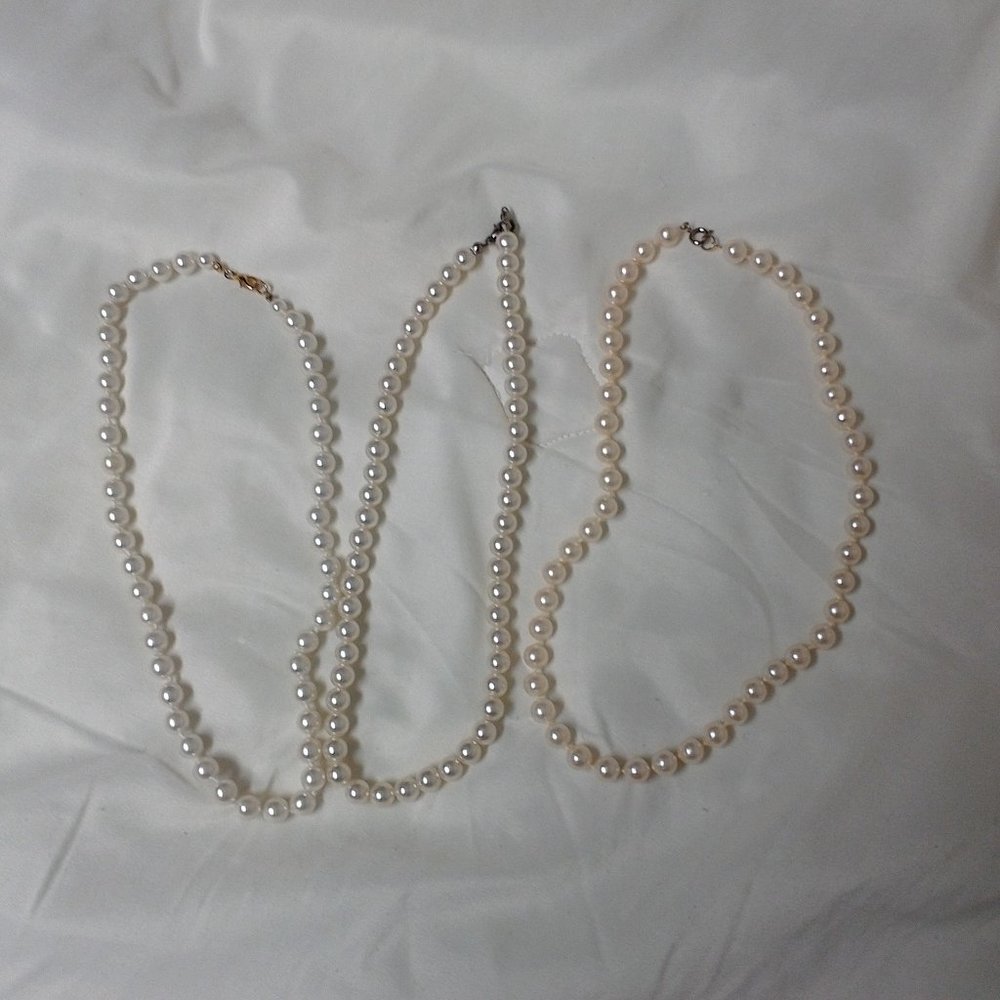EUC vintage pearl necklace 18 inches of charm and grace